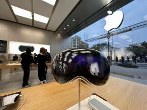 Apple сокращает производство Vision Pro на фоне падения продаж