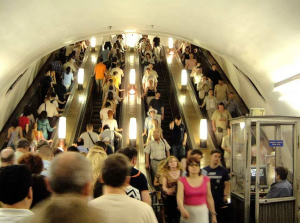 Людские пробки в метро у эскалаторов. Как с ними бороться?