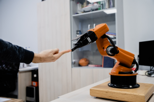 KUKA с маслом: можно ли доверять роботам и что об этом говорят исследования