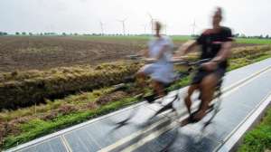 В Нидерландах установили две солнечные велосипедные дорожки