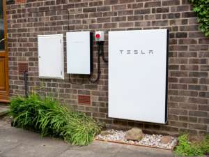 Tesla: Powerwall с солнечной батареей стоит дешевле резервного генератора