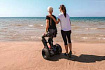 Электрическая инвалидная коляска Kim-e позволяет пользователям подниматься на уровень с другими и передвигаться