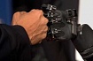 Эта роботизированная рука, управляемая мыслью, может поворачиваться, брать предметы и даже ощущать их